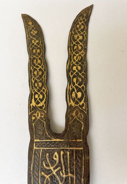 null Long hast iron from Mughal India. Slightly undulating bifid point. Base of the...