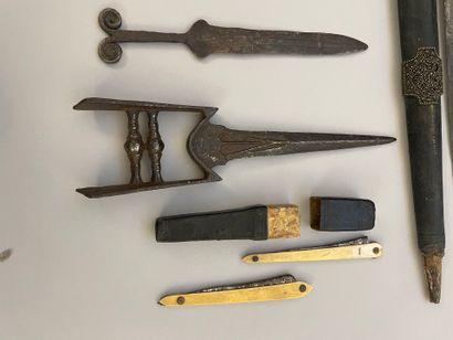 null Lot of 11 edged weapons of various origins and periods, including a Katar from...