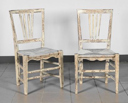 null Paire de chaises "gustaviennes" en bois sculpté et patine grise.
H : 89 - L...