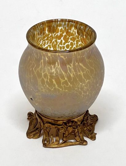 null Dans le goût de Loetz
Petit vase pansu en verre irisé monture en bronze ciselé...