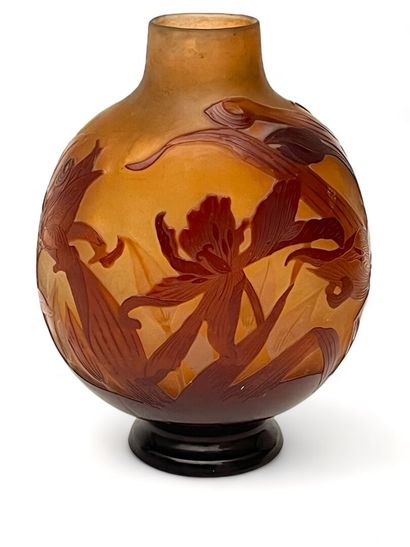 null GALLE
Vase gourde sur talon en verre multicouche à décor de lys dégagé à l'acide.
Signé.
H...