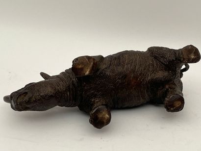 null Sujet en bronze.
Rhinocéros
H : 11,5 - L : 29 cm