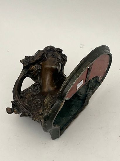 null Georges FLAMAND (1866-c.1931)
Vide-poche en régule
L : 25 cm
(monté en lamp...