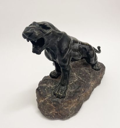 null Nino de FIESOLE (XIXe-XXe)
Lionne rugissant sur un rocher
Bronze à patine brune...