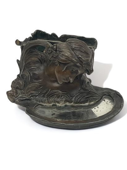 null Georges FLAMAND (1866-c.1931)
Vide-poche en régule
L : 25 cm
(monté en lamp...