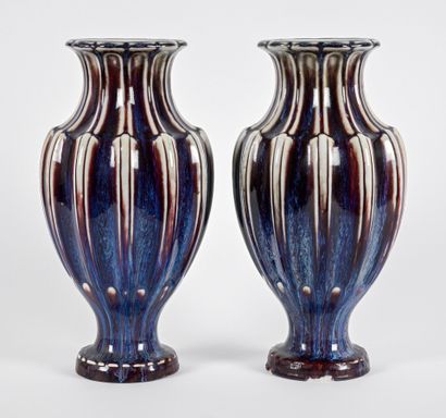 null SEVRES
Paire de vases balustres en céramique vernissée à décor de coulures.
H...