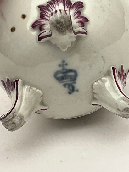 null LUDWIGSBURG
Verseuse tripode en porcelaine polychrome à décor de fleurs.