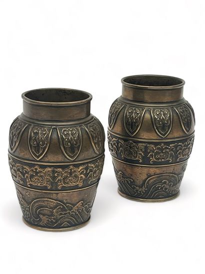 null Paire de vases en bronze à décor en relief de flots écumants et masques.
Japon,...