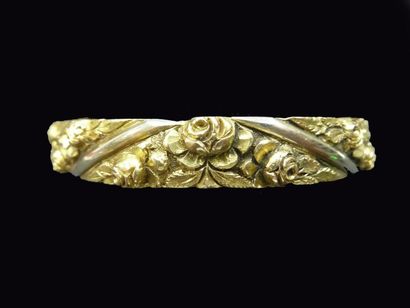 null Bracelet jonc à charnière en or ciselé à décor de roses. 
Style Art Nouveau
Poids...