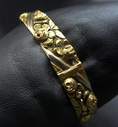 null Bracelet jonc à charnière en or ciselé à décor de roses. 
Style Art Nouveau
Poids...