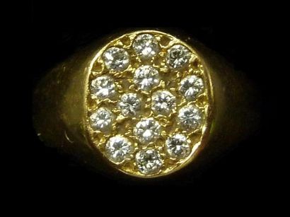 null Bague chevalière en or pavé de diamants taille brillant.
Poids brut : 5 g -...