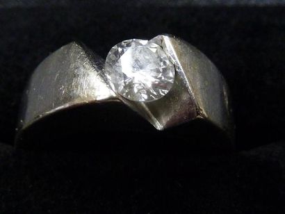 null Bague jonc or gris serti d'un diamant taille brillant 0,70 carat environ.
Poids...