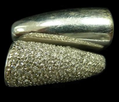 null Bague chevalière double jonc or gris pavé de diamants. 
Poids brut : 15,3 g...