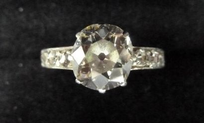 null Bague solitaire diamant taille ancienne, 1,25 carat environ épaulé de diamants...