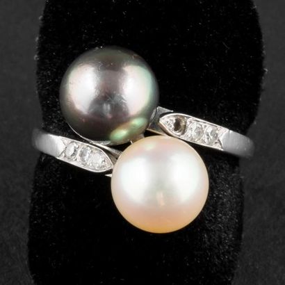 null Bague "vous et moi" or gris serti de perles de culture 8,5 mm environ, épaulées...