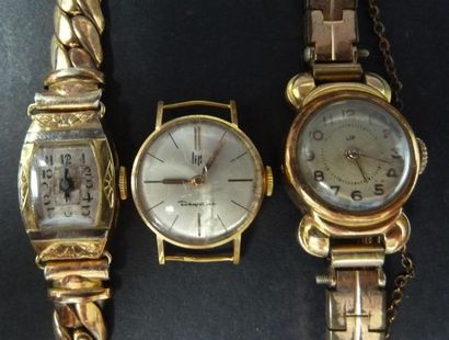 null Trois montres de dame, boitier or, bracelet métal doré. 
Vers 1960
Poids brut:...