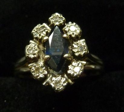 null Bague navette pierre bleue entourage diamants taille 8/8, monture or gris.
Poids...