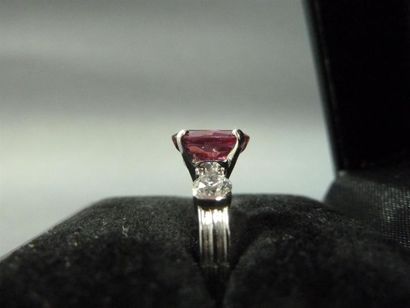 null Bague tourmaline rose 1,50 carat environ épaulée de deux diamants 2 x 0,25 carat...