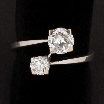null Bague "vous et moi", en or gris serti d'un diamant demi-taille 0,40 carat environ...