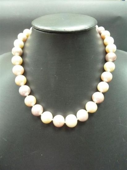 null Collier de perles de culture diamètre de 11,5 à 14,5 mm environ.
Fermoir or...