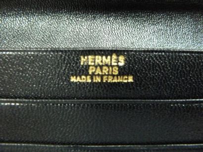 null HERMES, Paris
Porte-carte en cuir noir
L : 15 cm - l : 10,5 cm (dans sa boi...