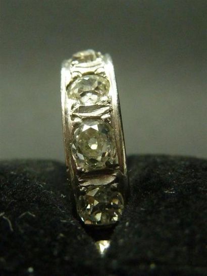 null Alliance américaine en platine serti de diamants taille ancienne 2 carats environ.
Poids...