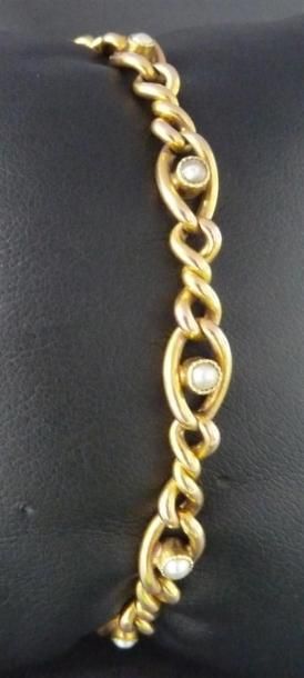 null Bracelet or, mailles ajourées serties de perle.
Poids brut : 7,5 g - Diam :...