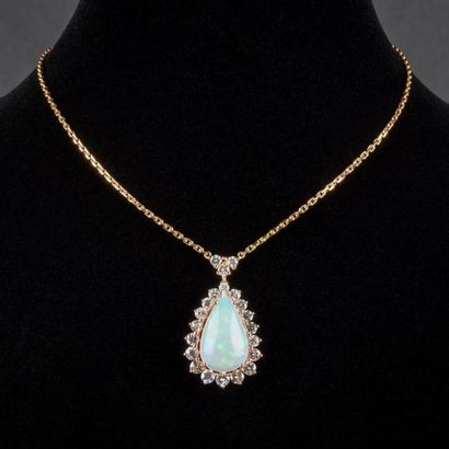 null Chaine pendentif or, opale 7 carats environ, entourage de diamants taille brillant...