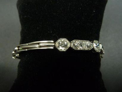null Bracelet en platine serti de diamants taille ancienne 3,50 carats environ. 
Epoque...