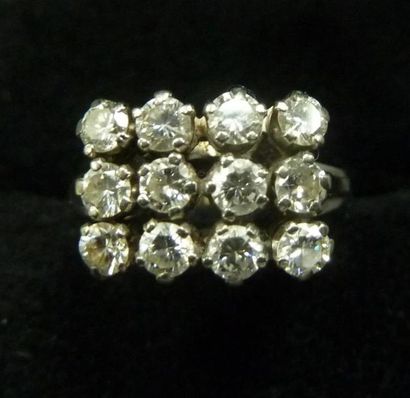 null Bague en or gris serti de diamants taille brillant, 1 carat environ.
Vers 1970
Poids...