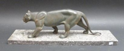 null M. LEDUCQ (1879-1955)
Lionne
Epreuve en régule patiné, signée. Base marbre gris.
H:...