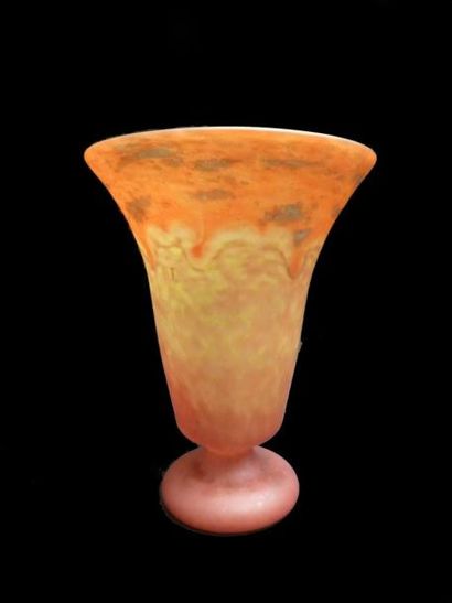 null Vase à col évasé sur piédouche en verre marbré orange.
Porte une signature "Schneider"
H...