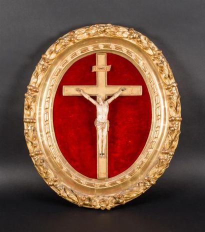 null Crucifix en ivoire sur une croix en bois doré. Cadre ovale en bois sculpté et...