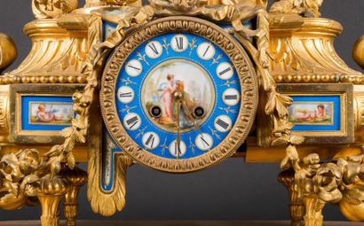 null Pendule en régule doré et plaques de porcelaine.
Style Louis XVI
H : 65- L :...