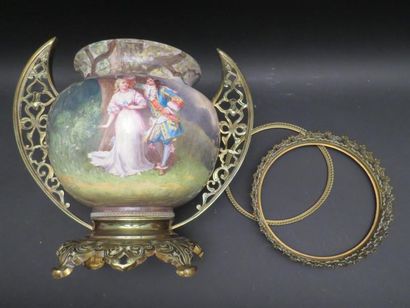 null Cache-pot en porcelaine polychrome à décor de scène romantique.
Monture en bronze...