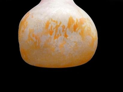null DAUM Nancy
Vase soliflore à long col en verre multicouche orange signé.
H :...