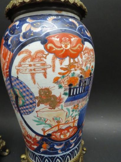 null Paire de vases en porcelaine Imari montées en lampes à pétrole.
Monture bronze.
H...