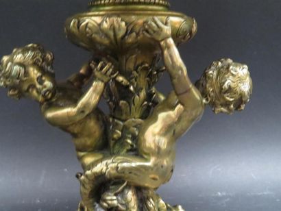null Coupe en marbre rouge veiné et monture bronze doré à décor de personnages mythologiques
Début...