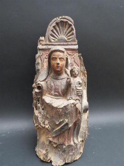 null Sujet en bois en sculpté avec anciennes traces de polychromie.
Vierge et enfant...