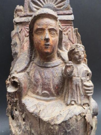 null Sujet en bois en sculpté avec anciennes traces de polychromie.
Vierge et enfant...
