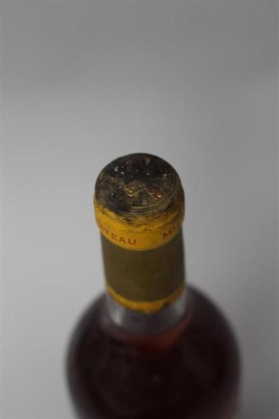 null 1 bouteille Château d'Yquem - Sauternes -1982 (ES et couleur légèrement tei...