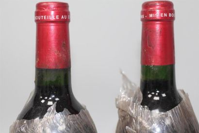 null 2 bouteilles Petrus - 1995 - (Etiquettes fanées, légèrement tachées)