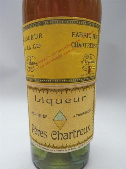 null 1 bouteille Chartreuse Jaune Tarragone. 1946 (entamé ? petite déchirure à l'étiquette)...