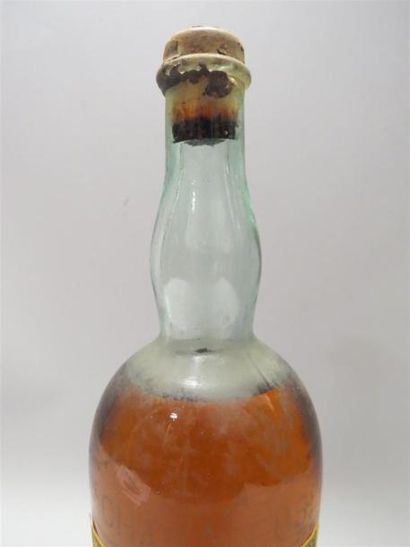 null 1 bouteille Chartreuse Jaune Tarragone. 1946 (entamé ? petite déchirure à l'étiquette)...