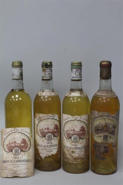 null 4 bouteilles Château Carbonnieux - Graves blanc (3 de 1982 : 1 TLB, 1B, EA -...