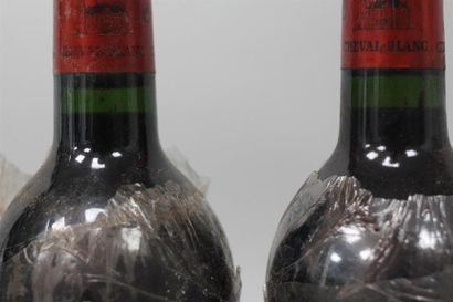 null 2 bouteilles Château Cheval Blanc - 1995 (Etiquettes complètement éffacées et...