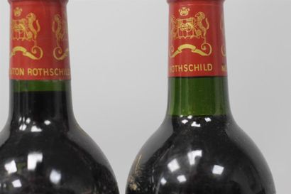 null 2 bouteilles Château Mouton Rotschild - 1995 
(1 J - Etiquettes fanées, effacées...