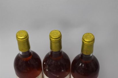 null 3 bouteilles Château Climens - Sauternes-Barsac - 1990 - (Etiquettes légèrement...