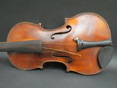 null Violon 4/4. 362 mm. Portant une marque au fer "Gavinies à Paris". France, XIXe
(cassure...