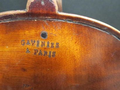 null Violon 4/4. 362 mm. Portant une marque au fer "Gavinies à Paris". France, XIXe
(cassure...
